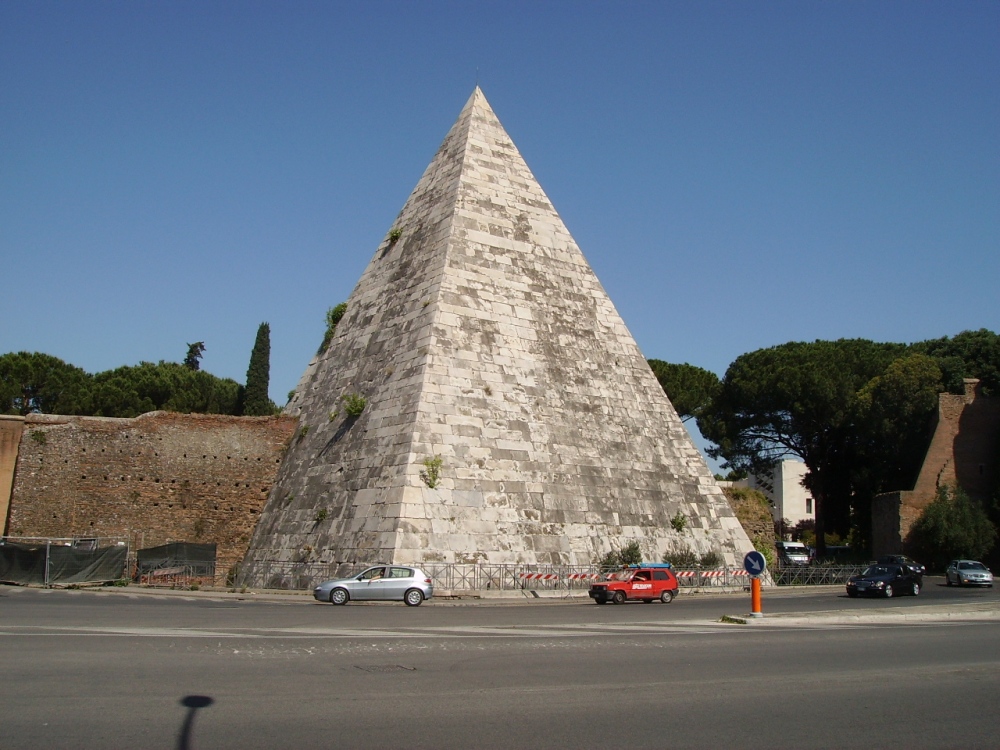 ¿Una pirámide en Roma? Pues sí, se trata de una tumba de un ciudadano romano construida bajo una impresionante pirámide egipcia