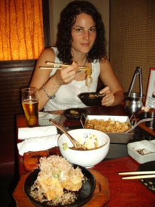 Segunda cena en Tokyo... con la hornilla en el centro. ¡Qué aproveche!